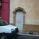 La signora poi ci indica la casa dove "Mimino", cos� come lo chiamavano da queste parti, trascorse la sua adolescenza prima di emigrare: un palazzo di due piani color sabbia